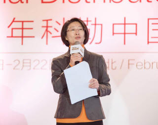 台湾大学国际企业学系教授卢秋玲女士主持论坛